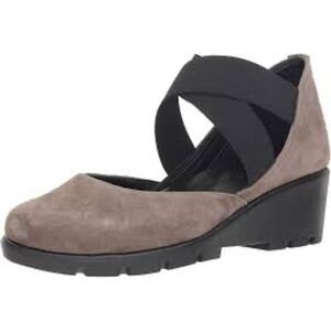 The Flexx wedge suede shoes 
taupe 
women’s size 6.5 
business casual‎